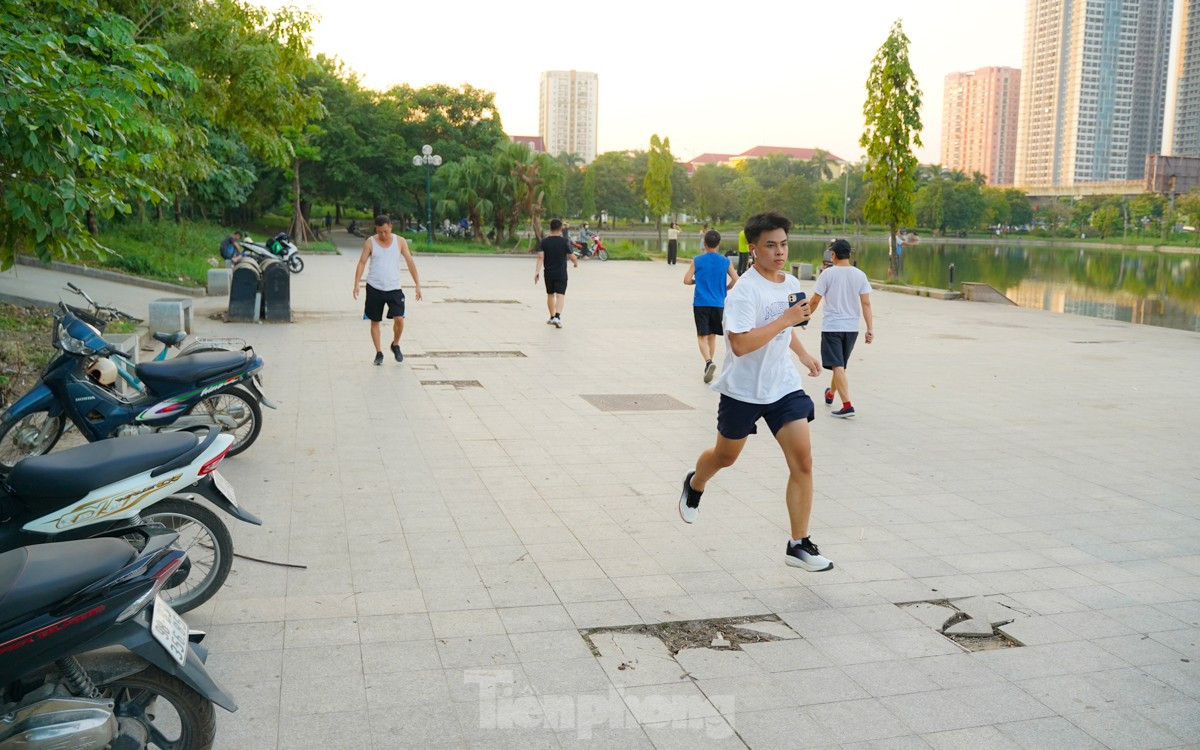 Công viên hồ điều hòa Mai Dịch xuống cấp, đường chạy bộ chi chít 'ổ gà, ổ voi' ảnh 2