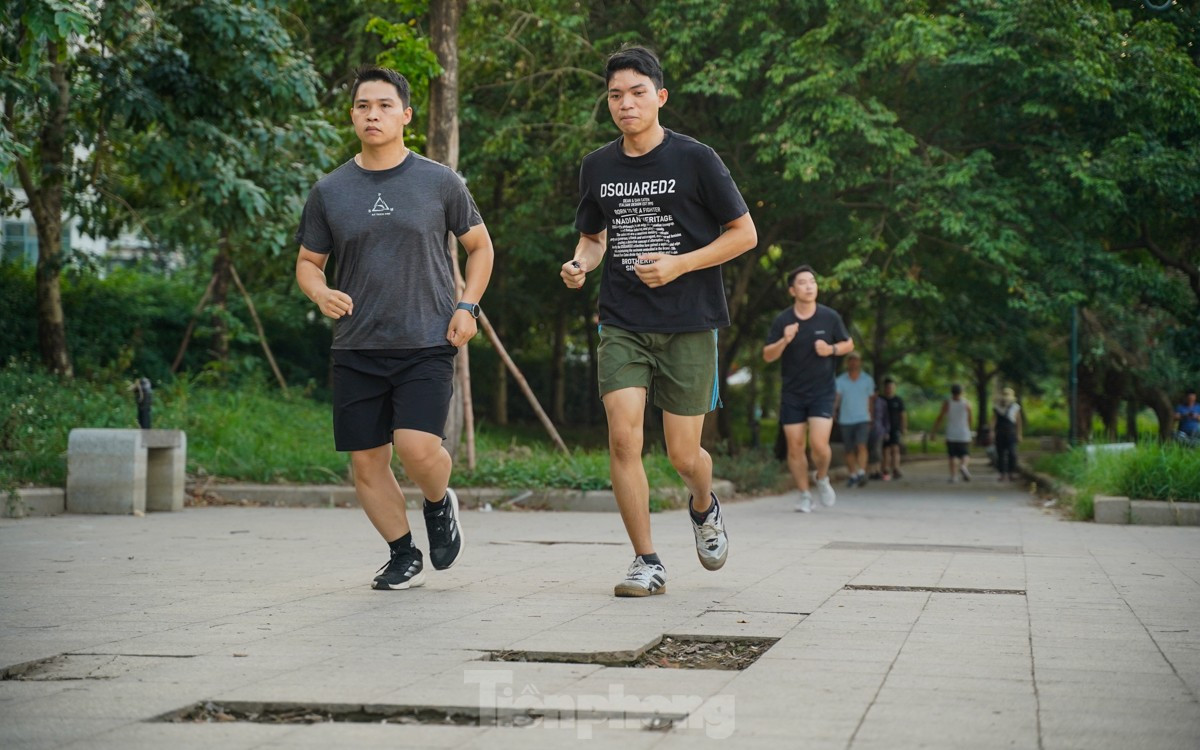 Công viên hồ điều hòa Mai Dịch xuống cấp, đường chạy bộ chi chít 'ổ gà, ổ voi' ảnh 4