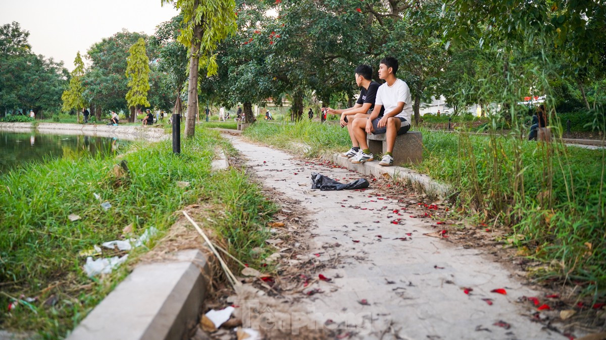 Công viên hồ điều hòa Mai Dịch xuống cấp, đường chạy bộ chi chít 'ổ gà, ổ voi' ảnh 13