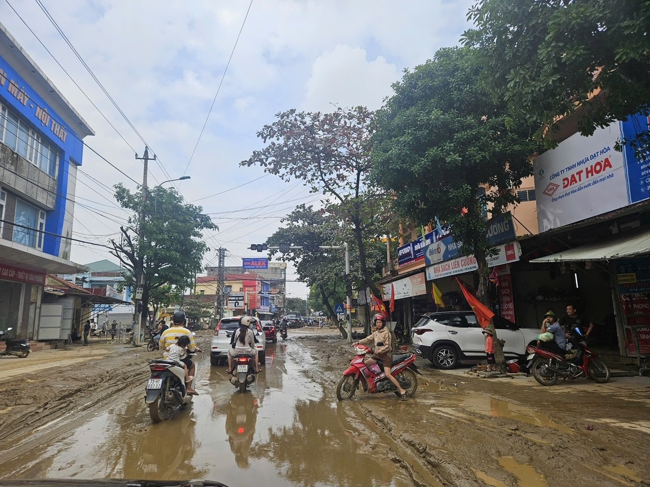 'Rốn lũ' Quảng Bình ngập ngụa trong bùn đất ảnh 2