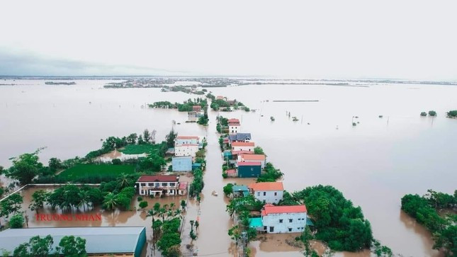 Miền Trung đối mặt mưa lũ đỉnh điểm ảnh 1