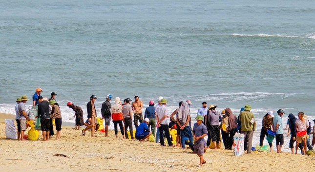 Đi dạo bờ biển nhặt 'lộc trời' lúc tinh mơ, thu tiền triệu mỗi ngày ảnh 1