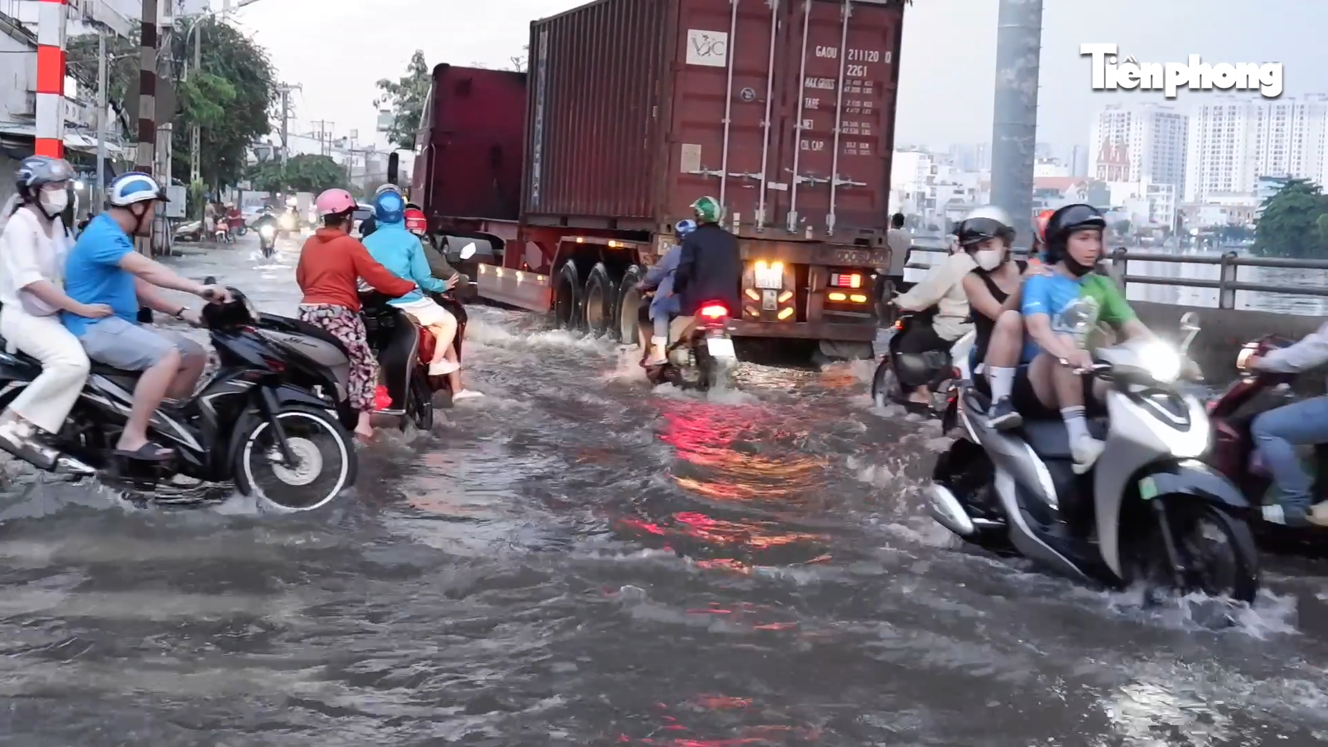 Triều cường đạt đỉnh, người dân TPHCM chật vật di chuyển giữa mênh mông nước ảnh 3