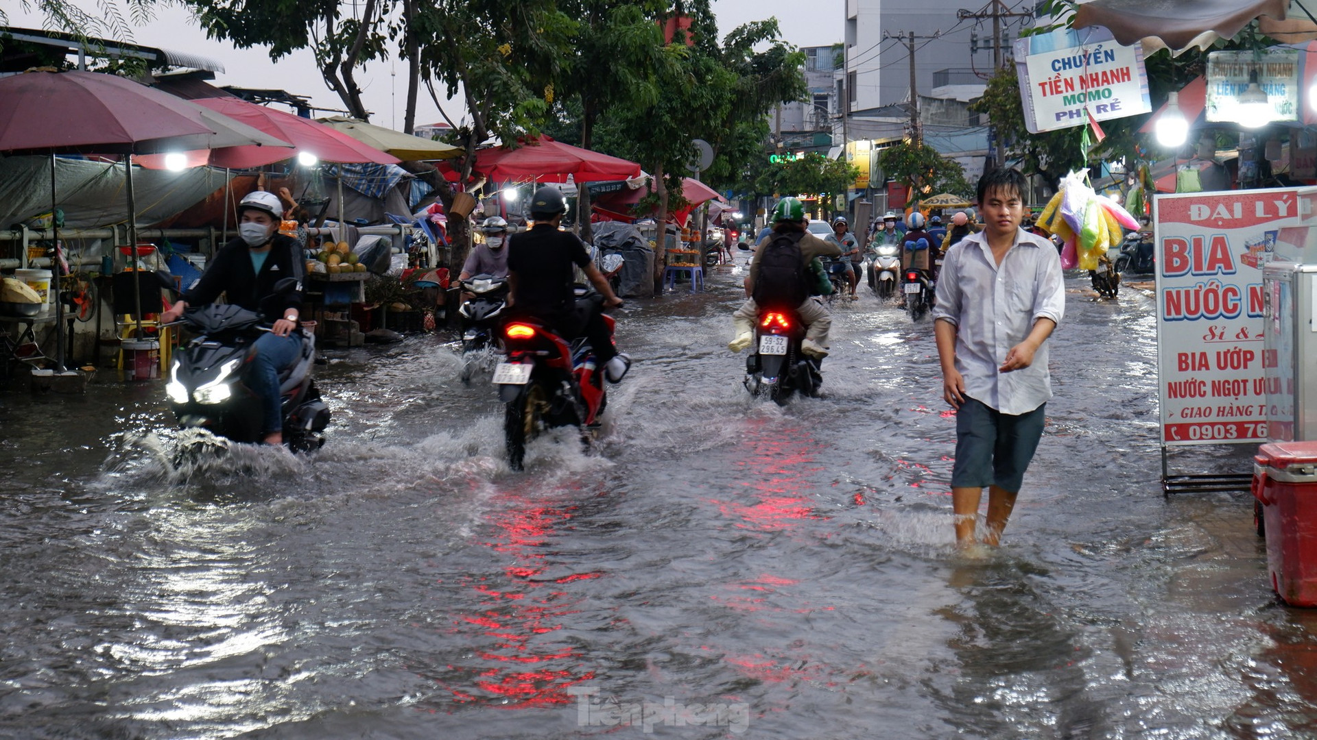 Triều cường đạt đỉnh, người dân TPHCM chật vật di chuyển giữa mênh mông nước ảnh 1