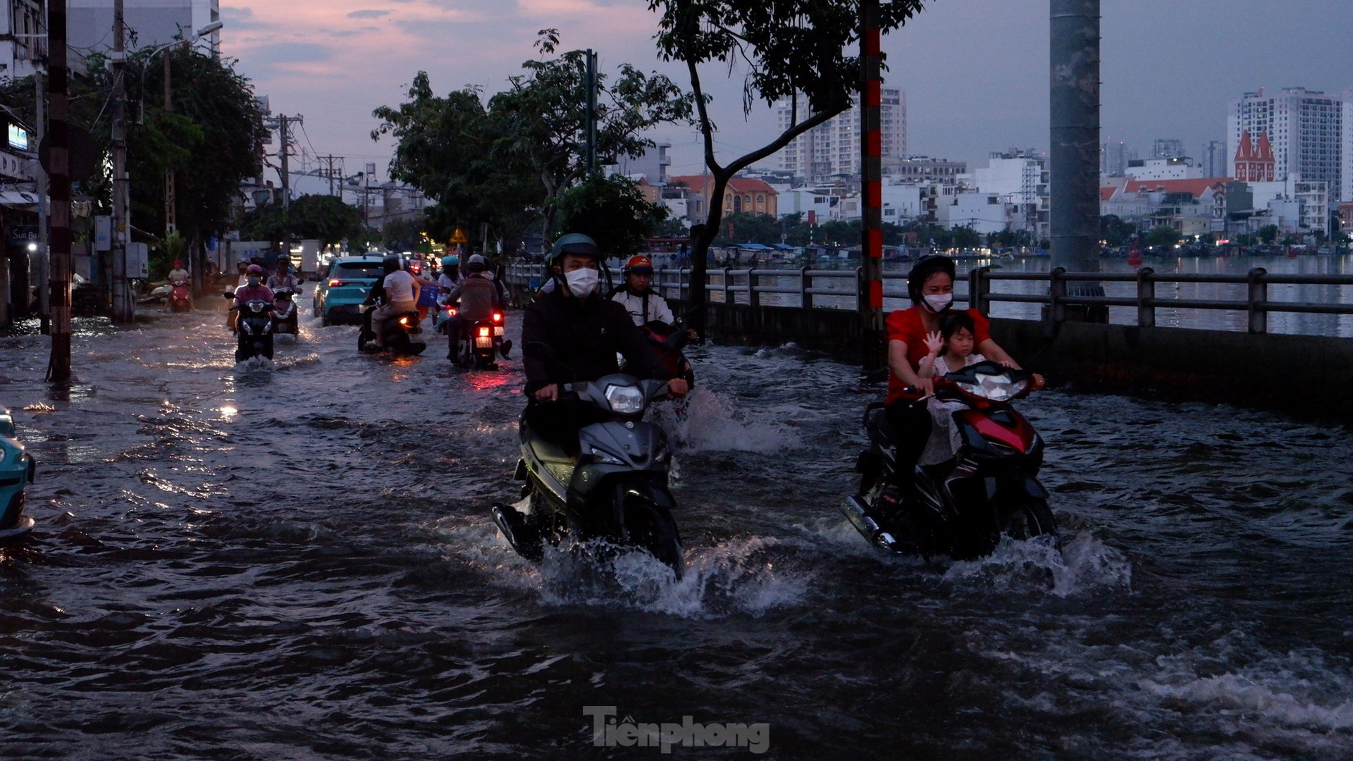 Triều cường đạt đỉnh, người dân TPHCM chật vật di chuyển giữa mênh mông nước ảnh 4