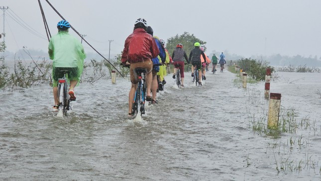 Chưa hết lụt, nhiều vùng trũng Thừa Thiên-Huế đối mặt mưa cực lớn, úng ngập trầm trọng ảnh 8