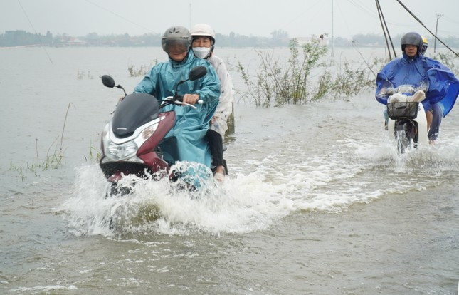 Chưa hết lụt, nhiều vùng trũng Thừa Thiên-Huế đối mặt mưa cực lớn, úng ngập trầm trọng ảnh 14