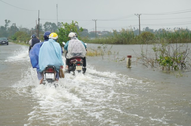 Chưa hết lụt, nhiều vùng trũng Thừa Thiên-Huế đối mặt mưa cực lớn, úng ngập trầm trọng ảnh 13