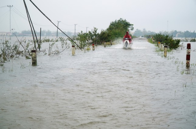 Chưa hết lụt, nhiều vùng trũng Thừa Thiên-Huế đối mặt mưa cực lớn, úng ngập trầm trọng ảnh 11