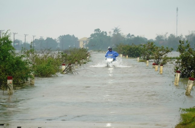 Chưa hết lụt, nhiều vùng trũng Thừa Thiên-Huế đối mặt mưa cực lớn, úng ngập trầm trọng ảnh 12