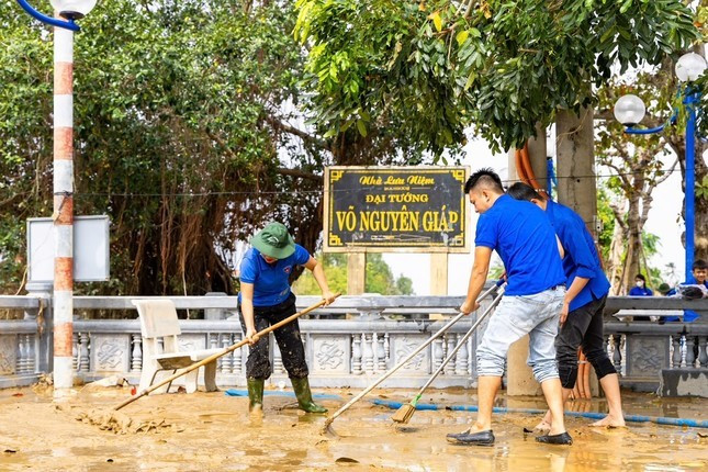 Nước lũ vừa rút, huy động hàng trăm đoàn viên, thanh niên tập trung về khu vực Nhà lưu niệm Đại tướng Võ Nguyên Giáp - ảnh 1