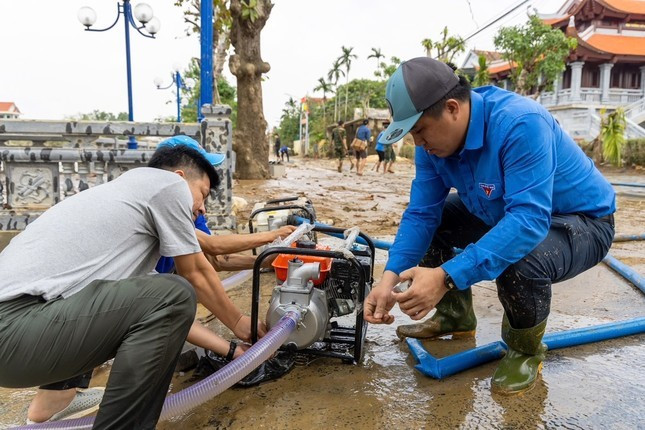 Nước lũ vừa rút, huy động hàng trăm đoàn viên, thanh niên tập trung về khu vực Nhà lưu niệm Đại tướng Võ Nguyên Giáp - ảnh 2