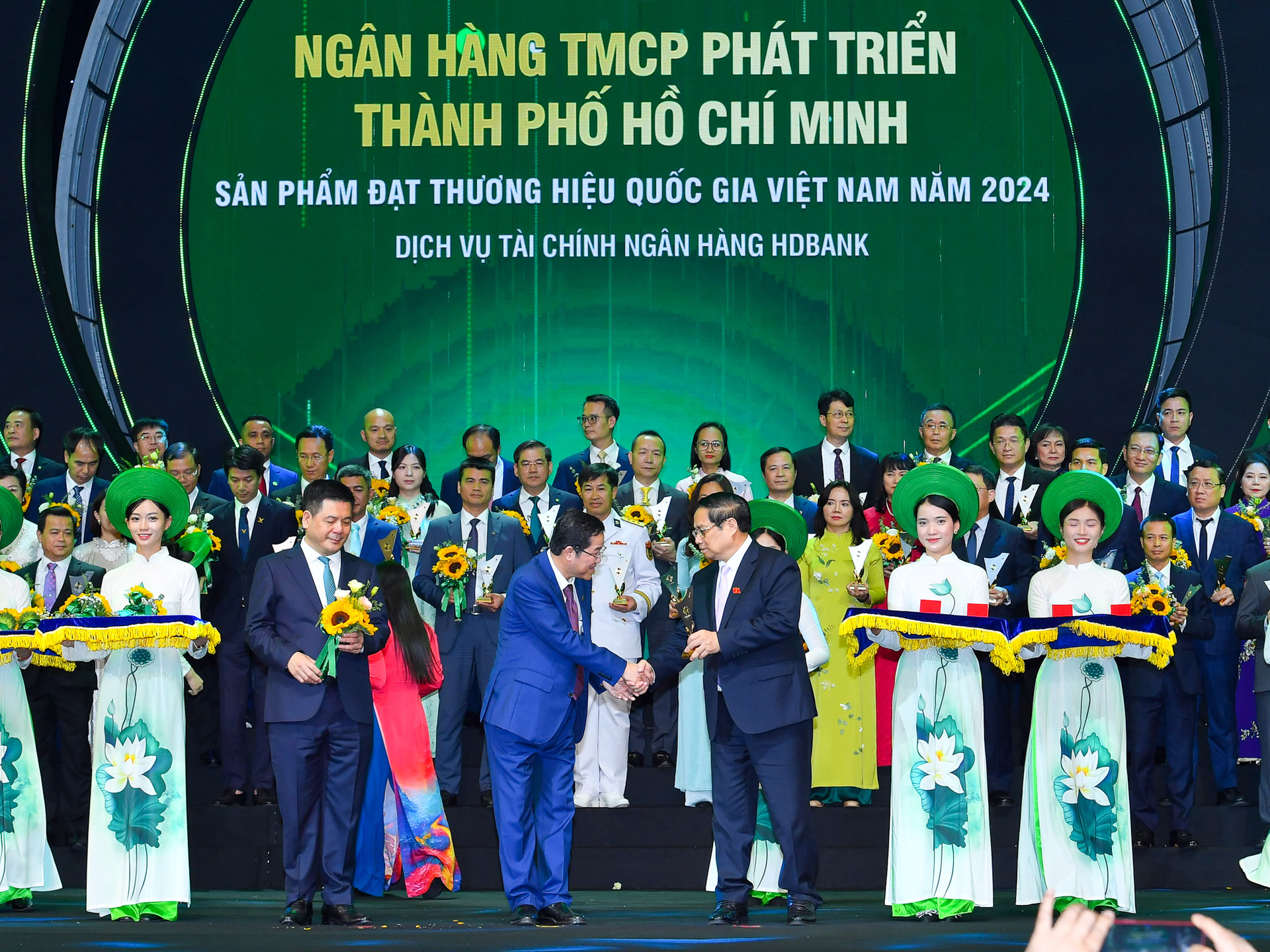 Thủ tướng: Góp phần xây dựng hình ảnh Việt Nam trở thành một quốc gia phát triển xanh, đổi mới sáng tạo và hùng mạnh*- Ảnh 5.