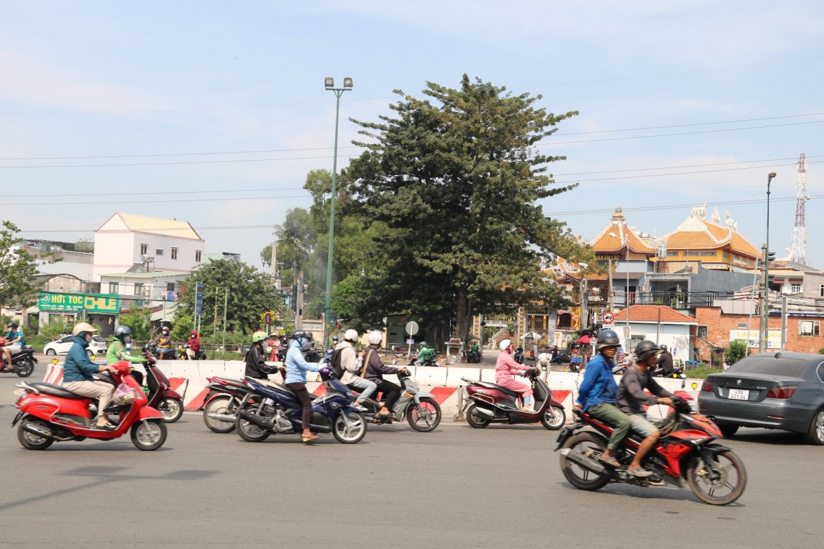 Vòng xuyến trên tuyến đường đẹp nhất nội đô TP. HCM bị dỡ bỏ