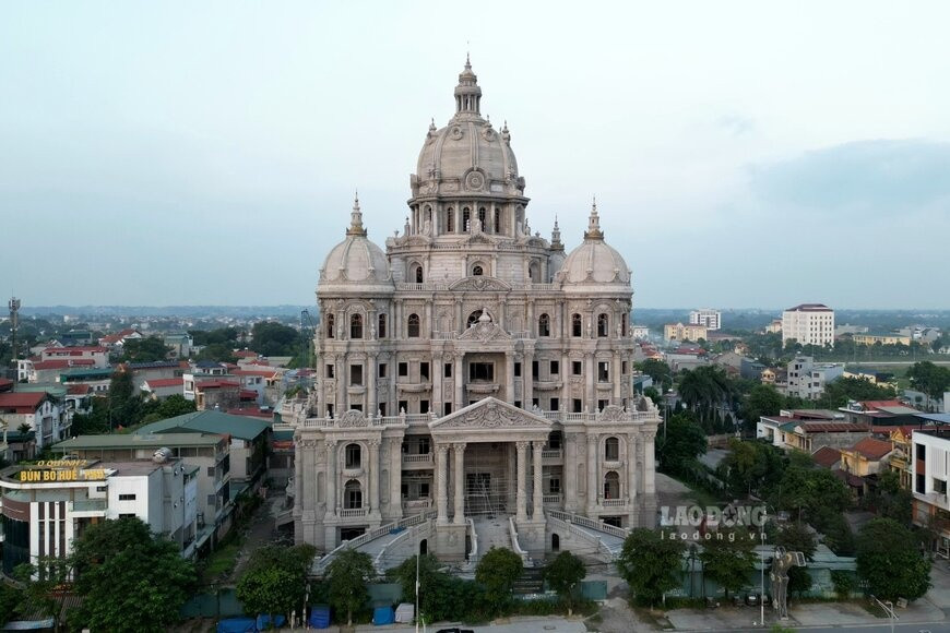 Chiêm ngưỡng ‘siêu lâu đài chọc trời’ gần 18.000m2 của đại gia xăng dầu Phú Thọ: Kiến trúc đậm nét châu Âu, đồ sộ giữa lòng thành phố