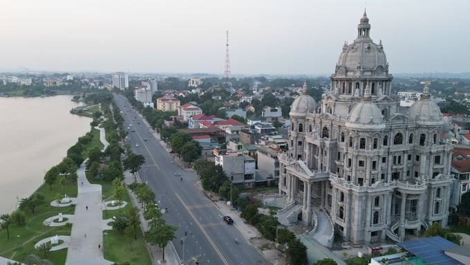 Chiêm ngưỡng ‘siêu lâu đài chọc trời’ gần 18.000m2 của đại gia xăng dầu Phú Thọ: Kiến trúc đậm nét châu Âu, đồ sộ giữa lòng thành phố