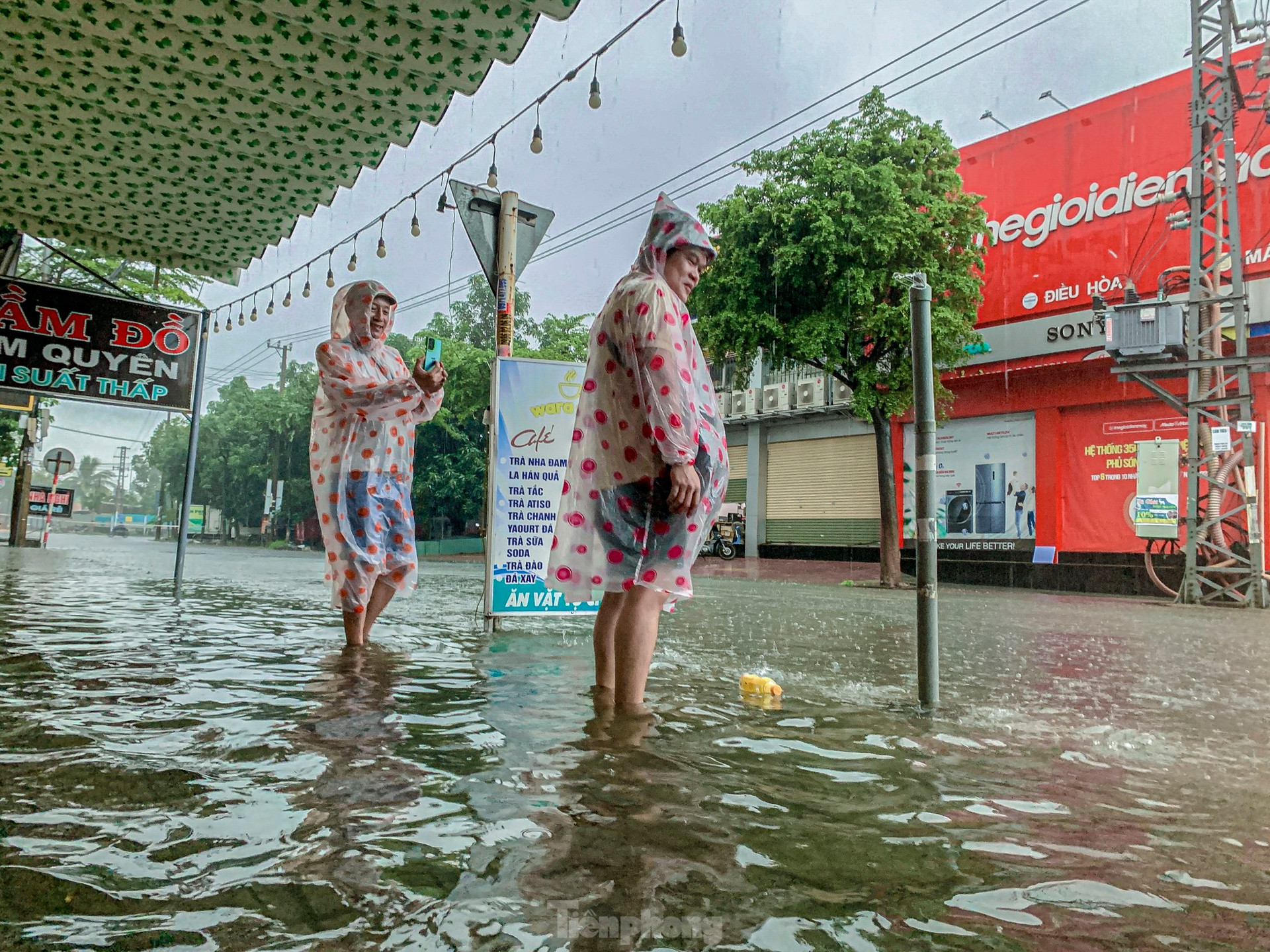 Mưa trắng trời, nhiều tuyến phố Đà Nẵng ngập sâu trong biển nước ảnh 4