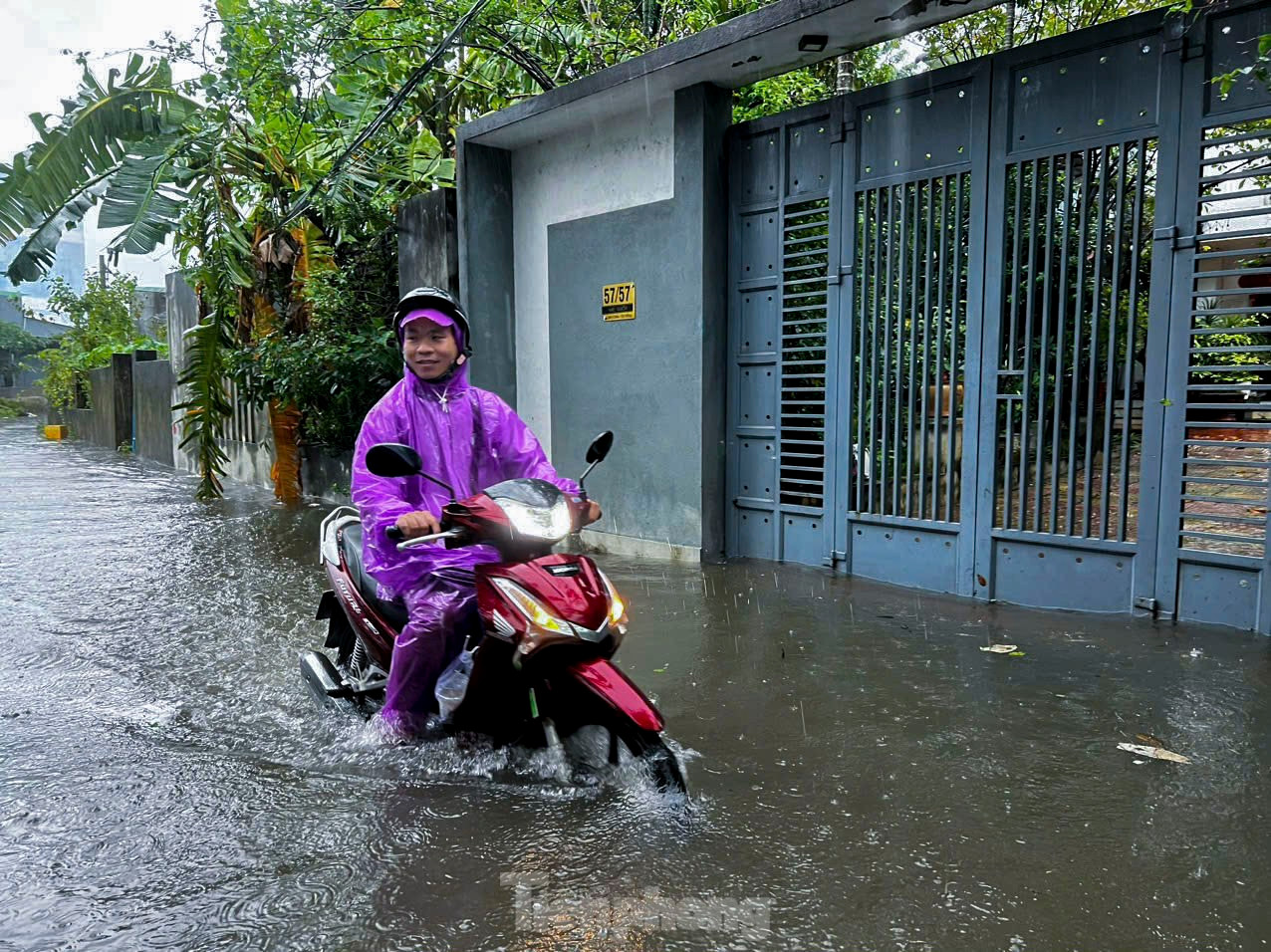 Mưa trắng trời, nhiều tuyến phố Đà Nẵng ngập sâu trong biển nước ảnh 11