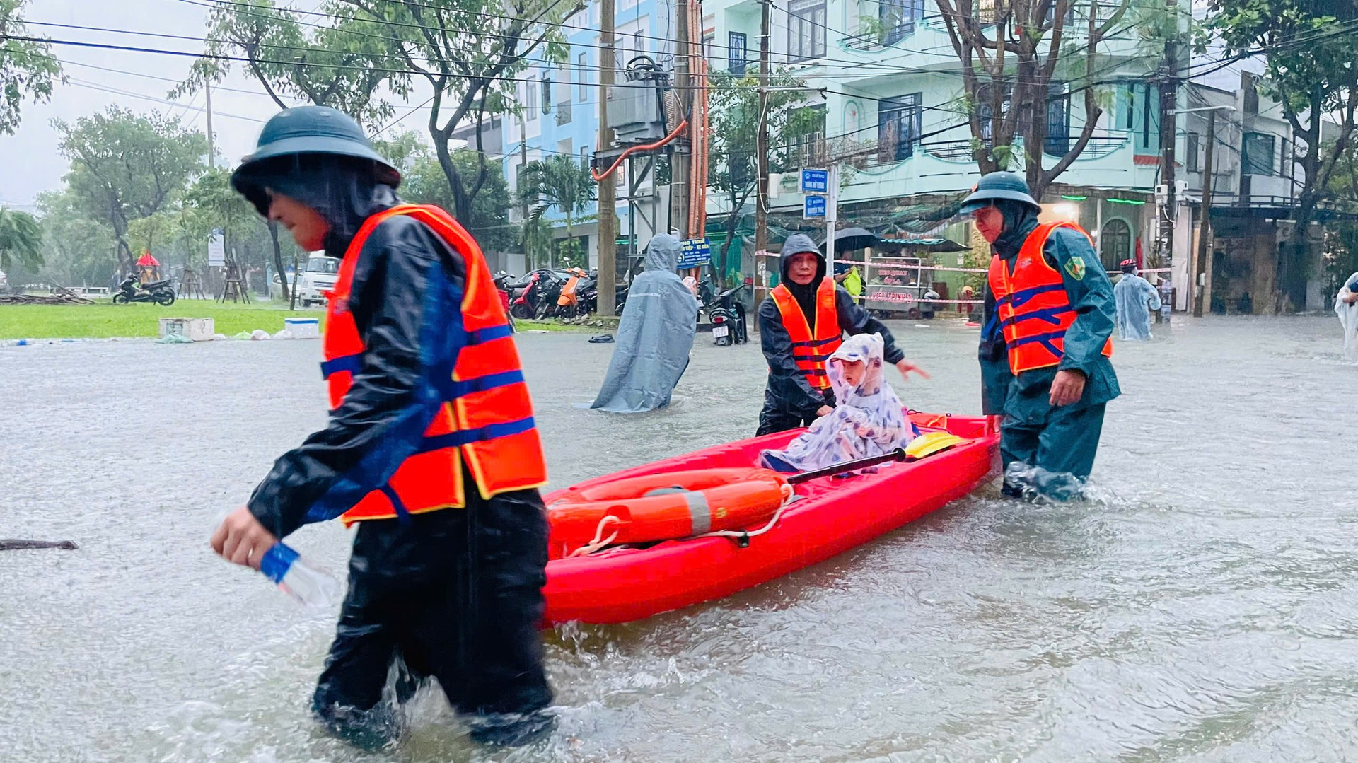 Khu dân cư giữa trung tâm Đà Nẵng di tản nhiều hộ dân vì nước ngập ảnh 8