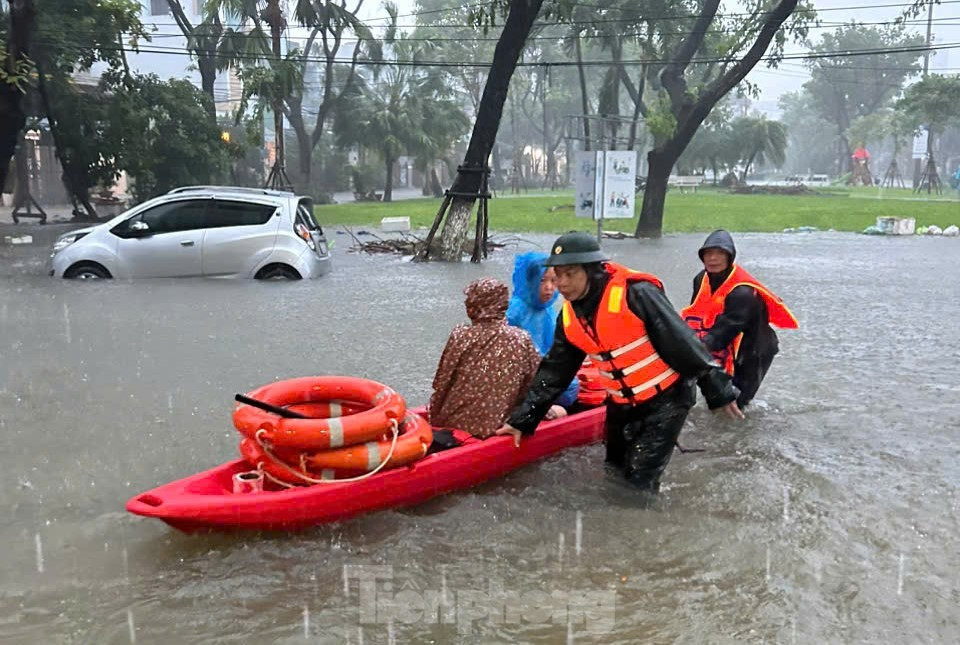 Khu dân cư giữa trung tâm Đà Nẵng di tản nhiều hộ dân vì nước ngập ảnh 11