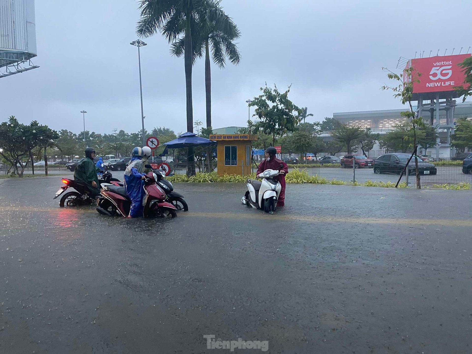 Đà Nẵng ngập do mưa lớn, nhà trường thông báo khẩn học sinh không tới lớp ảnh 1