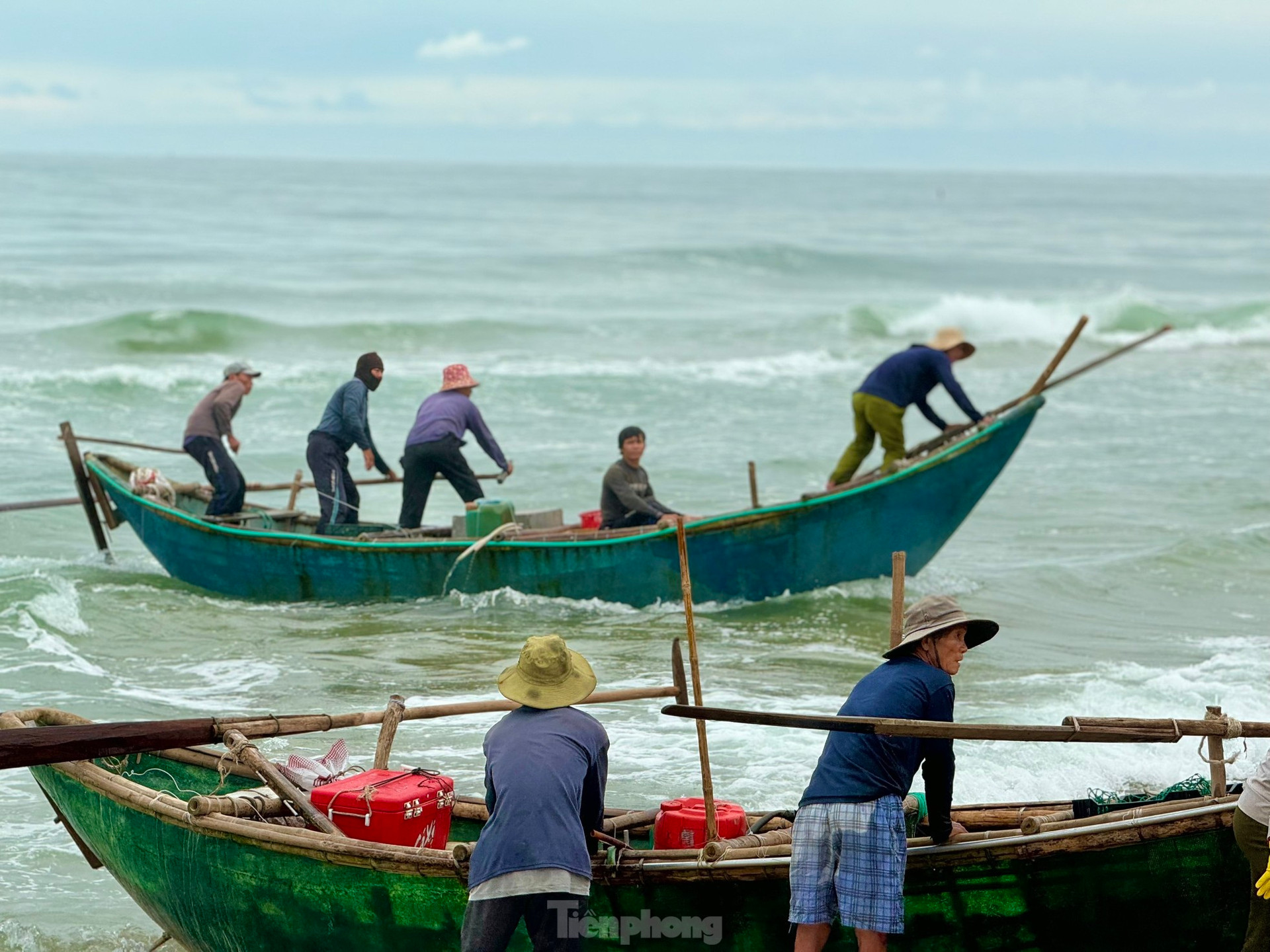 ‘Thót tim’ cảnh ngư dân vùng bãi ngang Quảng Ngãi thi gan với sóng ra khơi mùa biển động ảnh 7