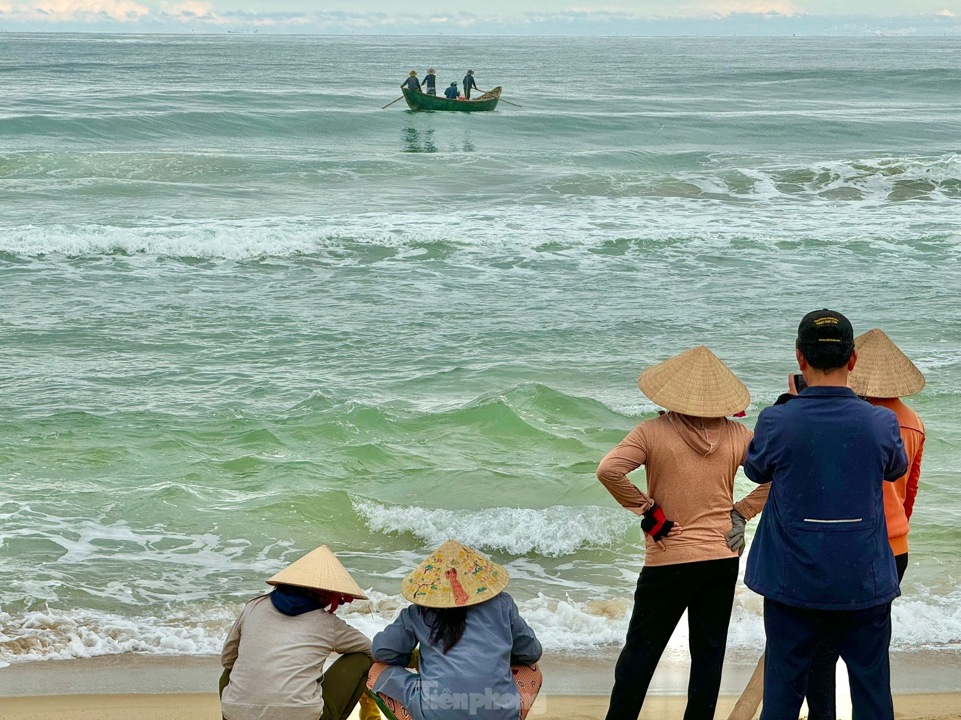 ‘Thót tim’ cảnh ngư dân vùng bãi ngang Quảng Ngãi thi gan với sóng ra khơi mùa biển động ảnh 6