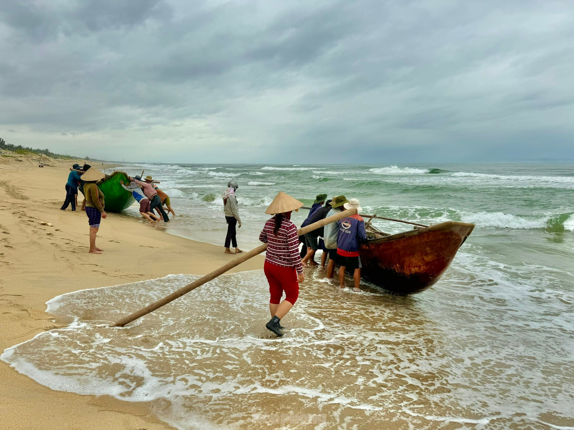 ‘Thót tim’ cảnh ngư dân vùng bãi ngang Quảng Ngãi thi gan với sóng ra khơi mùa biển động ảnh 11