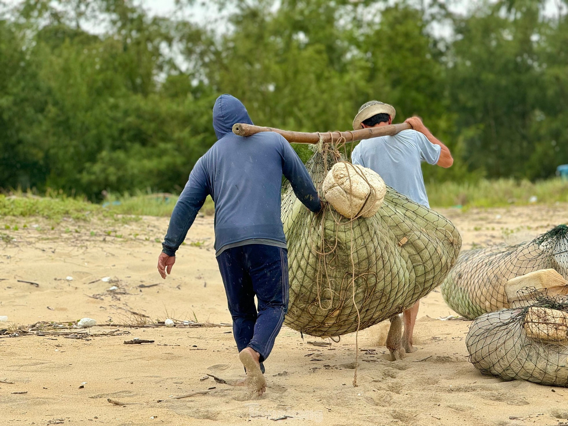 ‘Thót tim’ cảnh ngư dân vùng bãi ngang Quảng Ngãi thi gan với sóng ra khơi mùa biển động ảnh 20