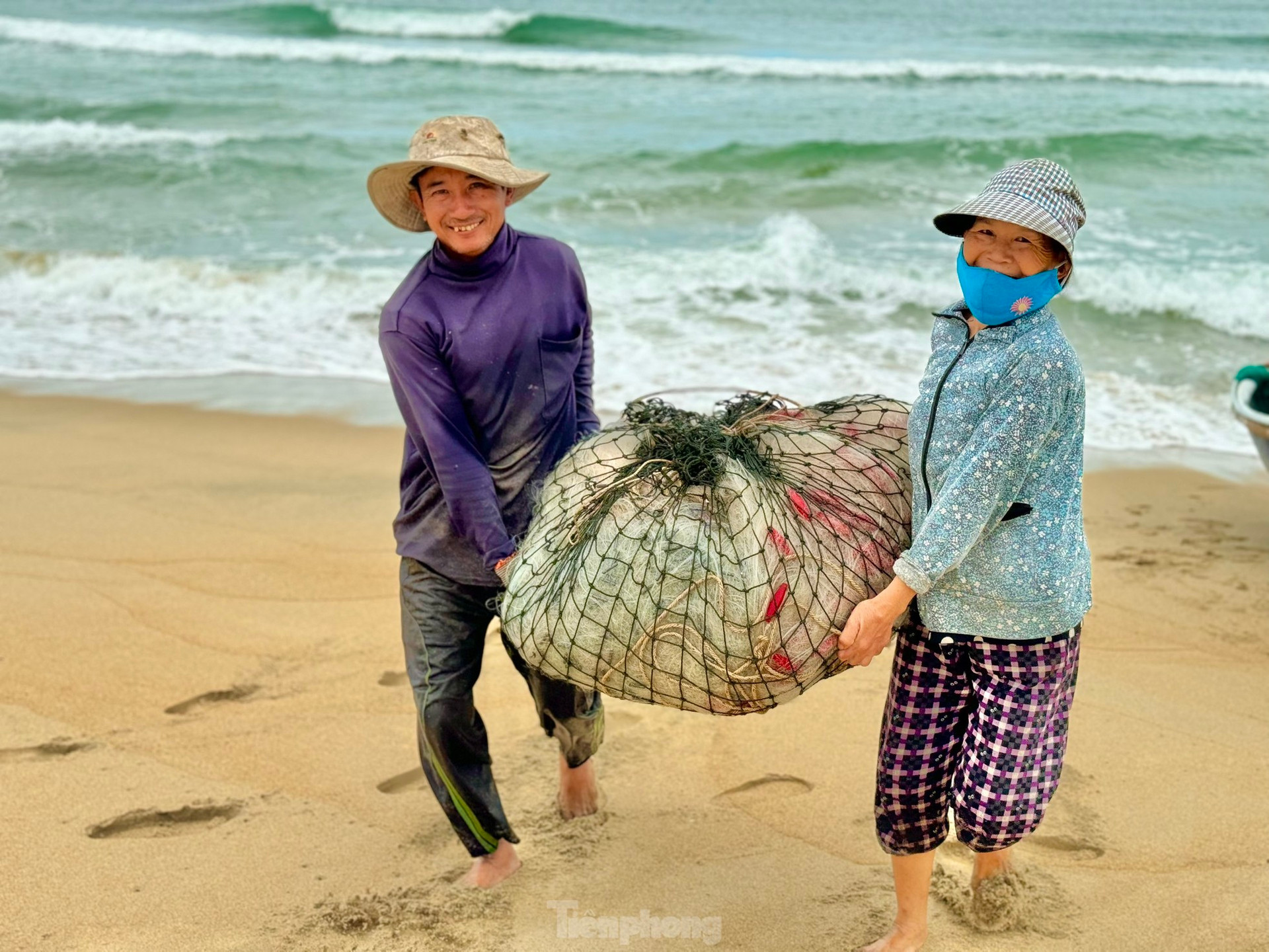 ‘Thót tim’ cảnh ngư dân vùng bãi ngang Quảng Ngãi thi gan với sóng ra khơi mùa biển động ảnh 19