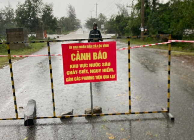 Cảnh báo mưa lớn, gió giật mạnh ở Thừa Thiên-Huế, sơ tán khẩn nhiều hộ dân ảnh 5