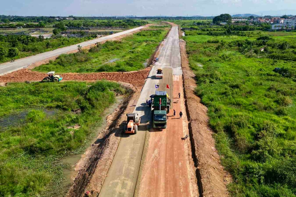 Vành đai 4 qua lô đất đấu giá hơn 100 triệu/m2 đã thành hình, hàng trăm máy móc và công nhân thi công đảm bảo tiến độ