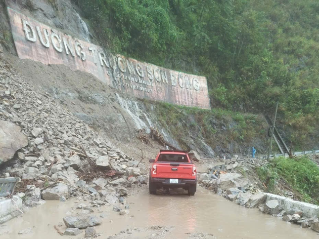 Kon Tum:Thông tuyến đường Trường Sơn Đông sau khi bị vùi lấp do sạt lở ảnh 1