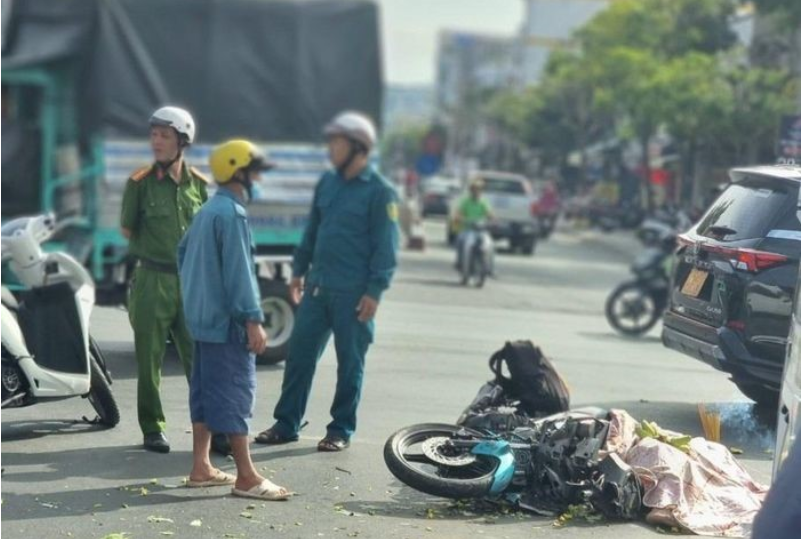 Hiện trường một vụ tai nạn giao thông liên quan đến xe máy.