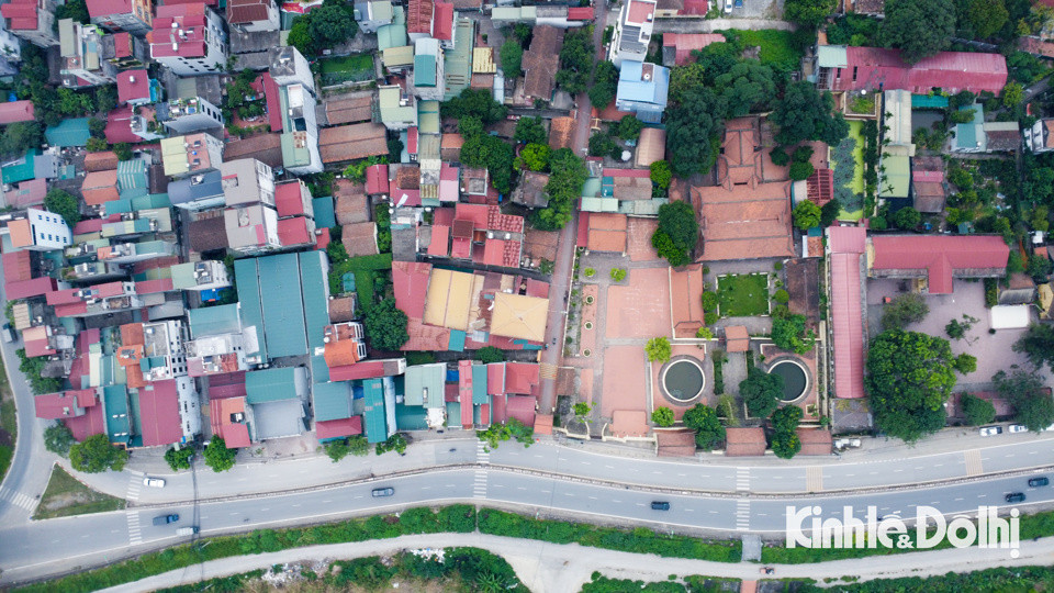 Nằm cách trung tâm TP Hà Nội khoảng 10km về phía Tây Bắc, làng Đông Ngạc còn có tên nôm là làng Vẽ (hay Kẻ Vẽ) ngày nay là phường Đông Ngạc (quận Bắc Từ Liêm, Hà Nội) là ngôi làng cổ nằm bên bờ sông Hồng có niên đại vài trăm năm.