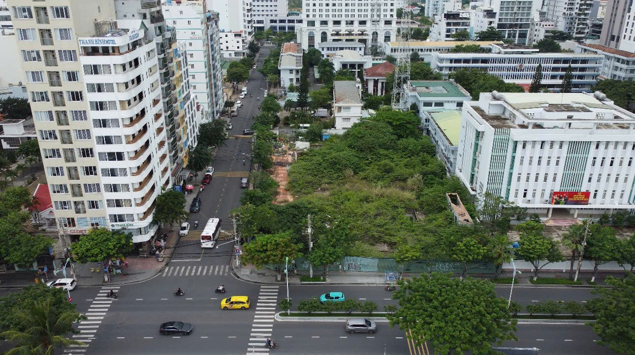 Cận cảnh những khu 'đất vàng' ven biển Nha Trang bị bỏ hoang cả thập kỷ ảnh 4