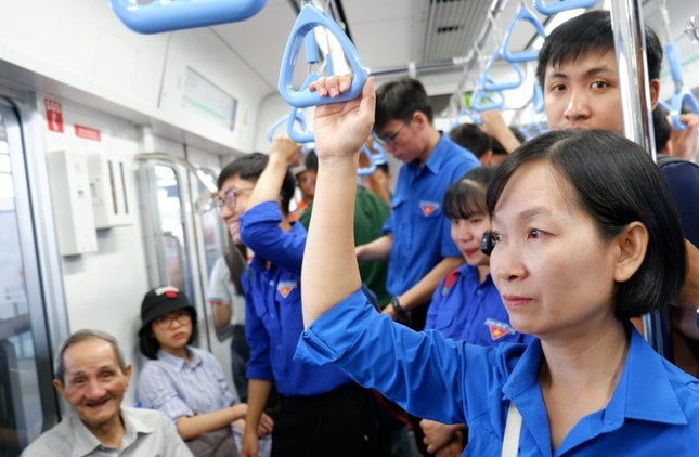 Người cao tuổi và trẻ em được miễn phí khi đi metro ảnh 2