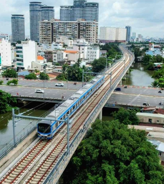 Người cao tuổi và trẻ em được miễn phí khi đi metro ảnh 1