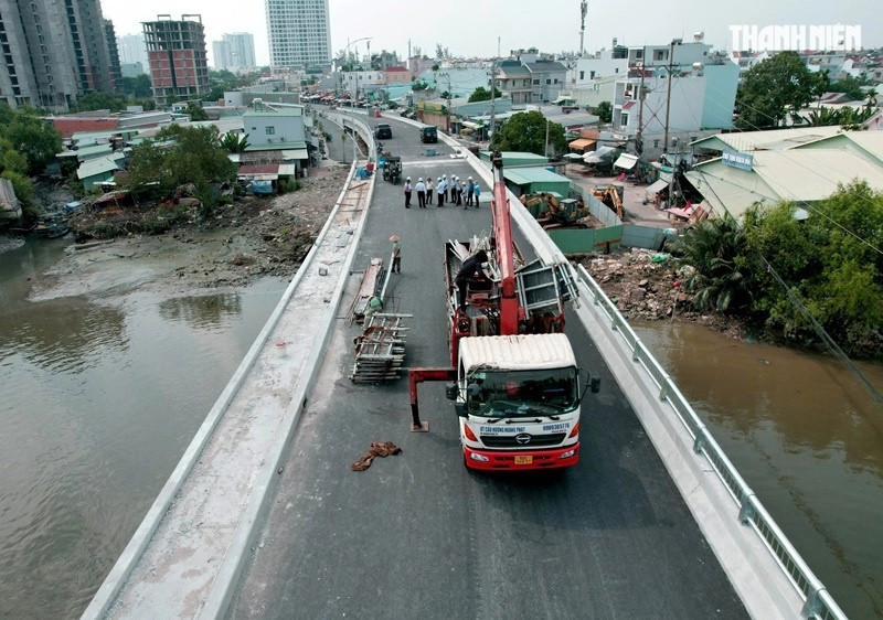 Cây cầu mới đang hoàn tất những khâu cuối cùng. Ảnh: Báo Thanh Niên