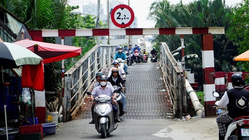 Cây cầu sắt 50 năm tuổi gây trở ngại lưu thông. Ảnh: Báo Tiền Phong