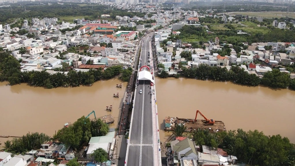 Cây cầu sắt dài sắp hoàn thành. Ảnh: Báo Lao Động