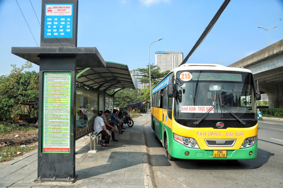 Tuyến buýt kế cận số 215 hoạt động trên đường Phạm Hùng, Hà Nội. Ảnh: Ngọc Hải