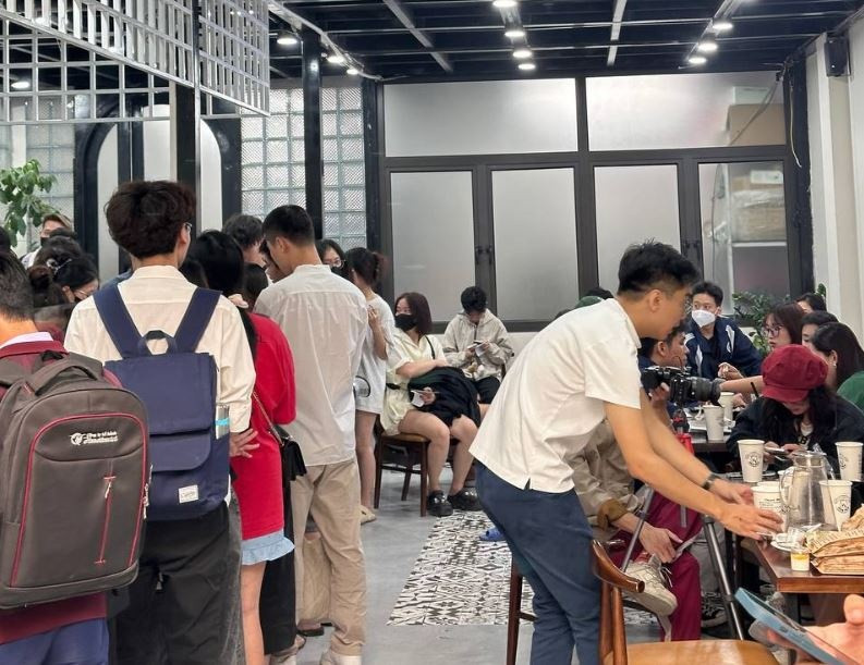 PewPew khai trương tiệm bánh mì ở Hà Nội, khách kiên nhẫn xếp hàng dài từ sáng sớm để thưởng thức