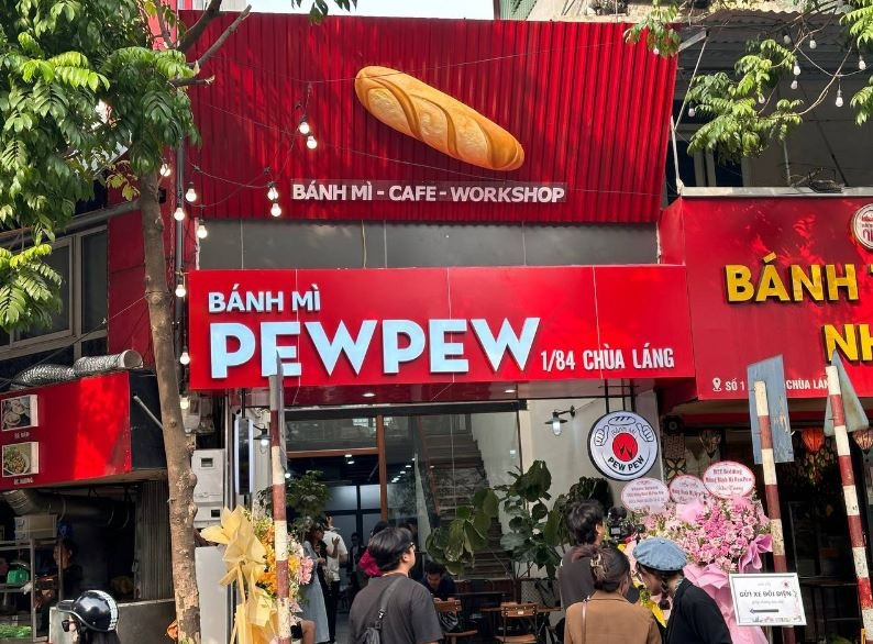 PewPew khai trương tiệm bánh mì ở Hà Nội, khách kiên nhẫn xếp hàng dài từ sáng sớm để thưởng thức