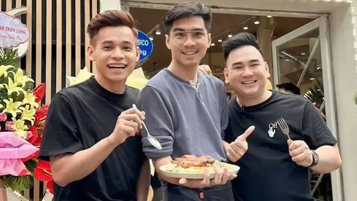 PewPew khai trương tiệm bánh mì ở Hà Nội, khách kiên nhẫn xếp hàng dài từ sáng sớm để thưởng thức