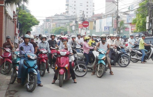 Hà Nội cấm xe máy cũ, ô tô, xe buýt chạy dầu trong vùng phát thải thấp ảnh 1