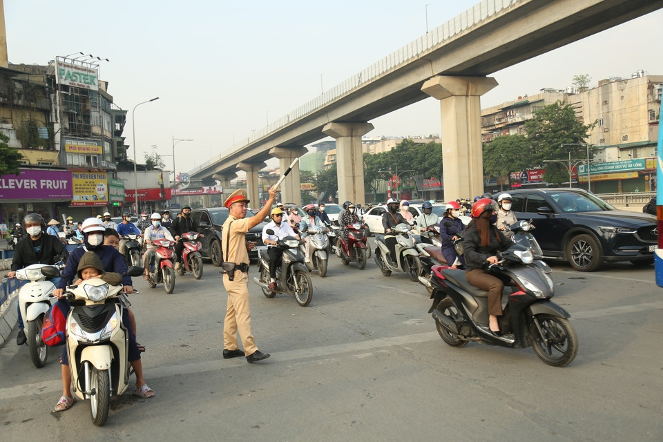 CSGT tiến hành phân luồng, hướng dẫn người dân đi lại thuận lợi, an toàn.