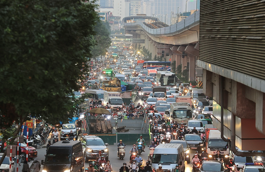 Đường Trần Phú đang được đề xuất là điểm đen ùn tắc mới phát sinh do dự án nước thải Yên Xá dựng lô cốt giữa đường.