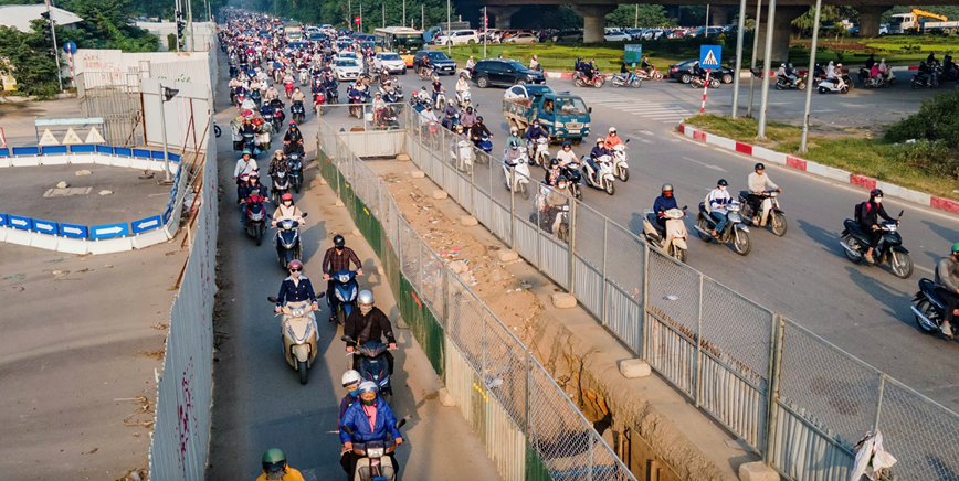 Dự án điện lực cùng dự án đường Lê Quang Đạo rào chắn song song trên đường gom Đại lộ Thăng Long gây ùn tắc. 