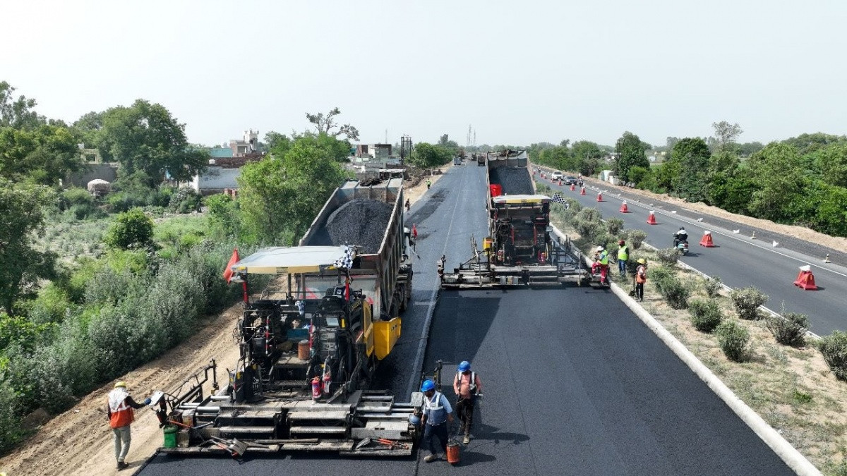 Quốc gia Châu Á lập kỷ lục khi trải nhựa hơn 100km đường cao tốc chỉ trong 100 giờ đồng hồ